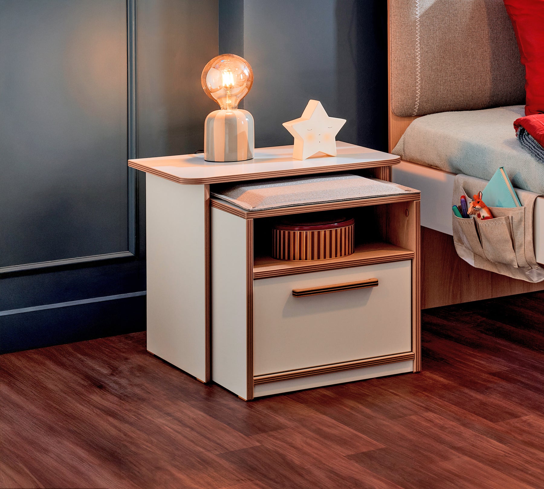 20.50.1603.00-01_1800x1800 Modera Nightstand with Shelf - Figura 1